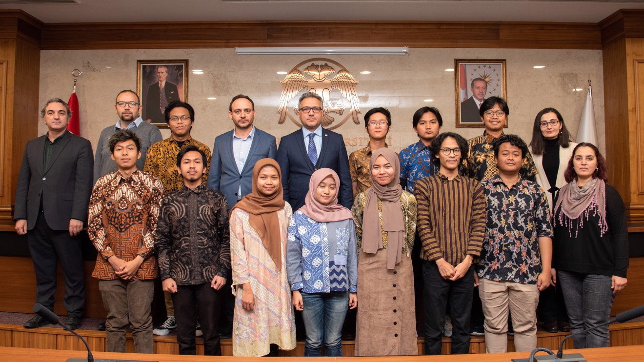 Rektör Prof. Dr. Aksoy, Endonezyalı öğrencilerle bir araya geldi